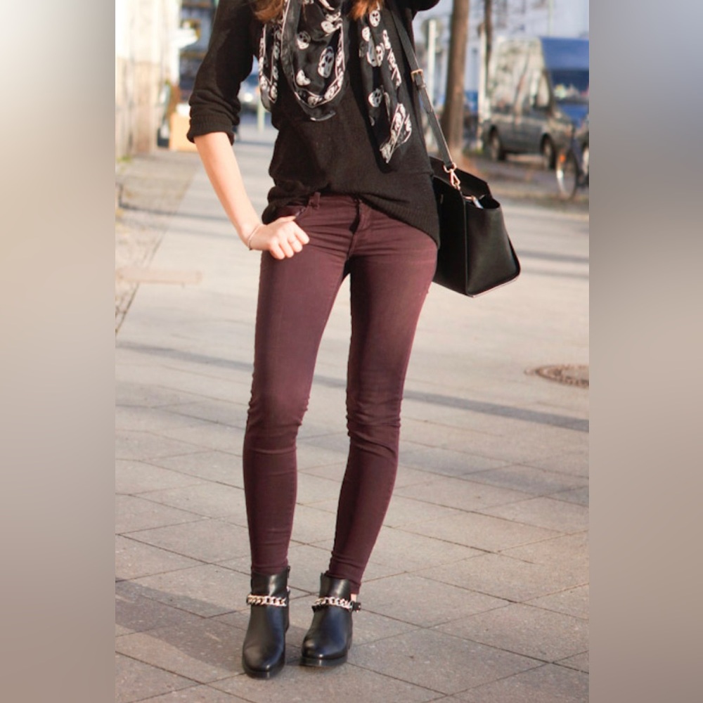 Hudson Super Skinny Ankle Jean in Burgundy. Size 24